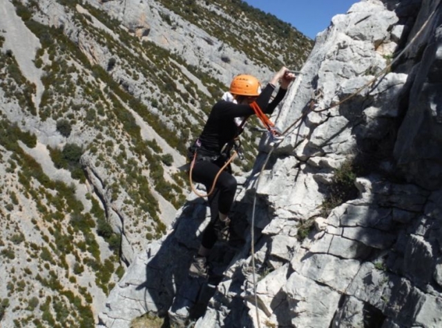  Arrampicare aggrappandosi alle graffette